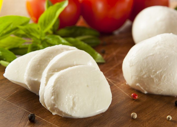 Udělejte si čerstvou mozzarellu doma za méně než hodinu.