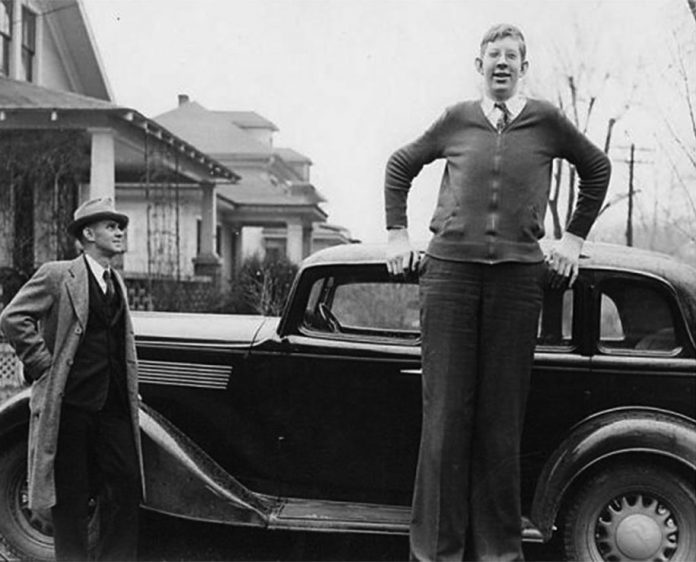 Tohle je nejvyšší muž, který kdy na planetě žil. Měřil 272 cm. Jak vypadal jeho život?