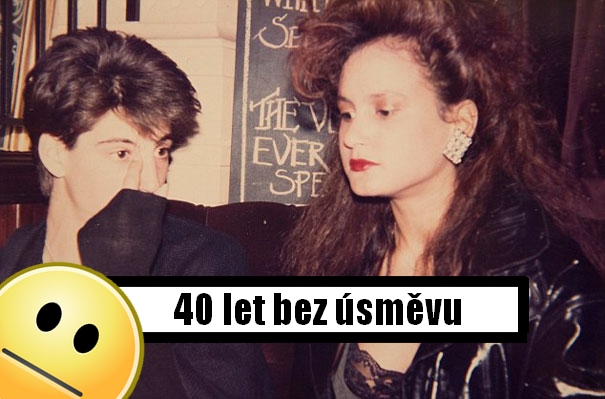 Žena, která se 40 let nesměje, aby neměla vrásky. Proč to dělá?