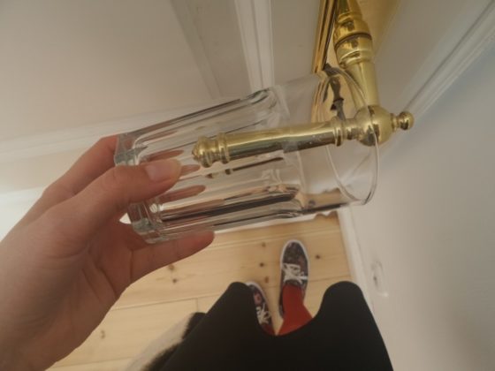 Proč lidé dávají skleničky na kliky od dveří? Po tomto je tam budete dávat také.