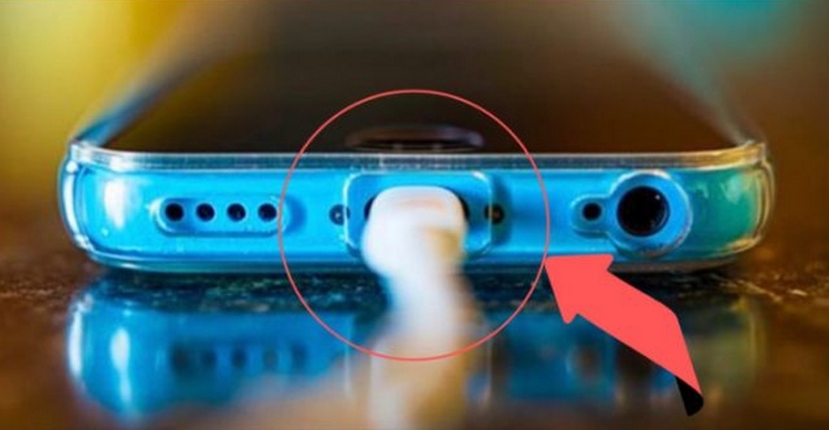 9 z 10 lidí to dělá chybu při nabíjení telefonu. Tohle nikdy nedělej..