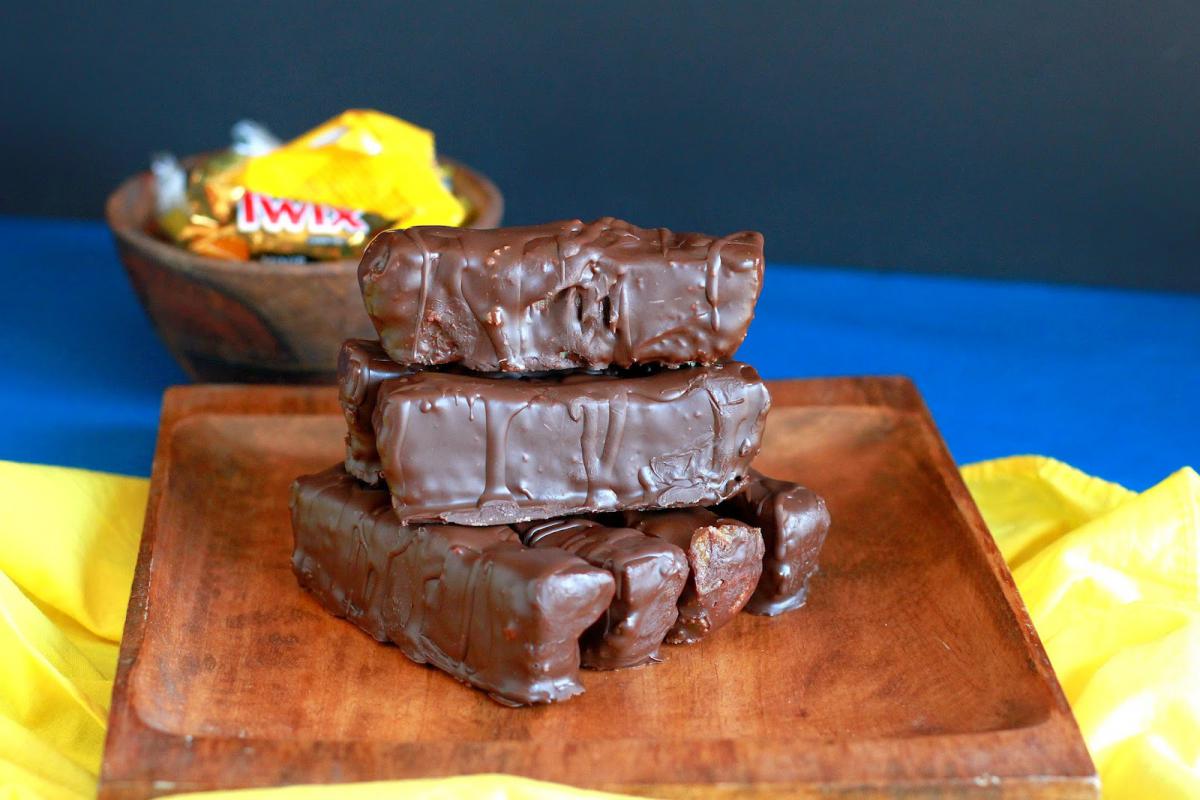 Udělejte si vlastní domácí proteinovou tyčinku Twix.