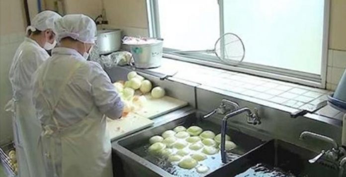 Umístili kameru do školní jídelny. Po zhlédnutí záznamu nevěřili svým očím!