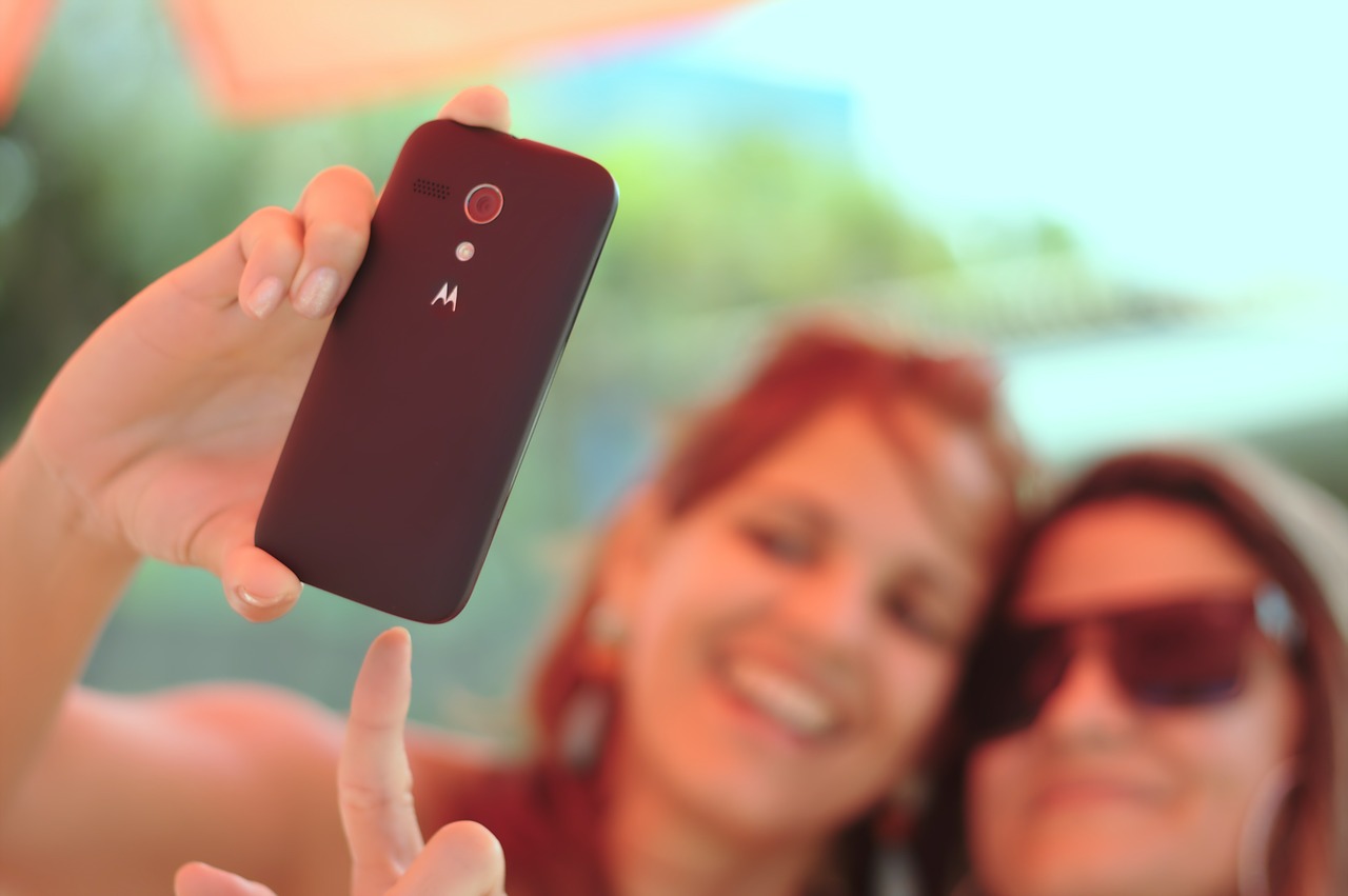Naučte se pózy, ve kterých budete na každé selfie cool!