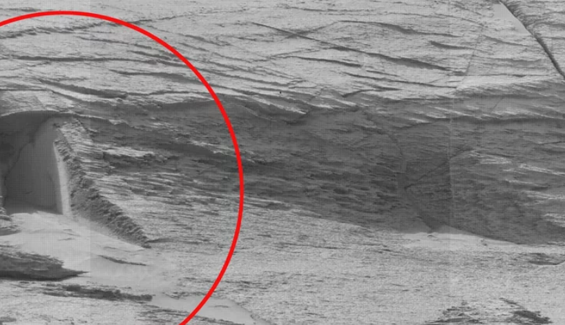 Na Marsu objevili „dveře“. Co tam může být?