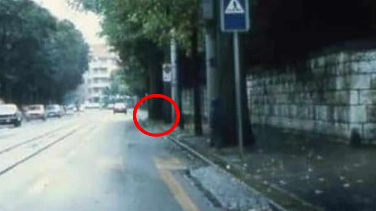 Pokud uvidíte sedět takto dítě na silnici, okamžitě zamkněte auto.