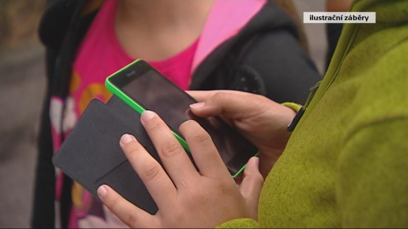Ve Francii začal platit přísný zákaz používání mobilů ve škole. Bude to i u nás?
