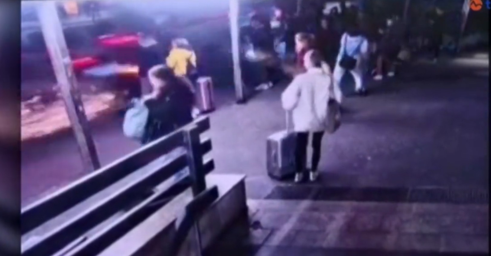VIDEO: K Bratislavě došlo k děsivé nehodě. Opilý muž najel do zastávky plné lidí.