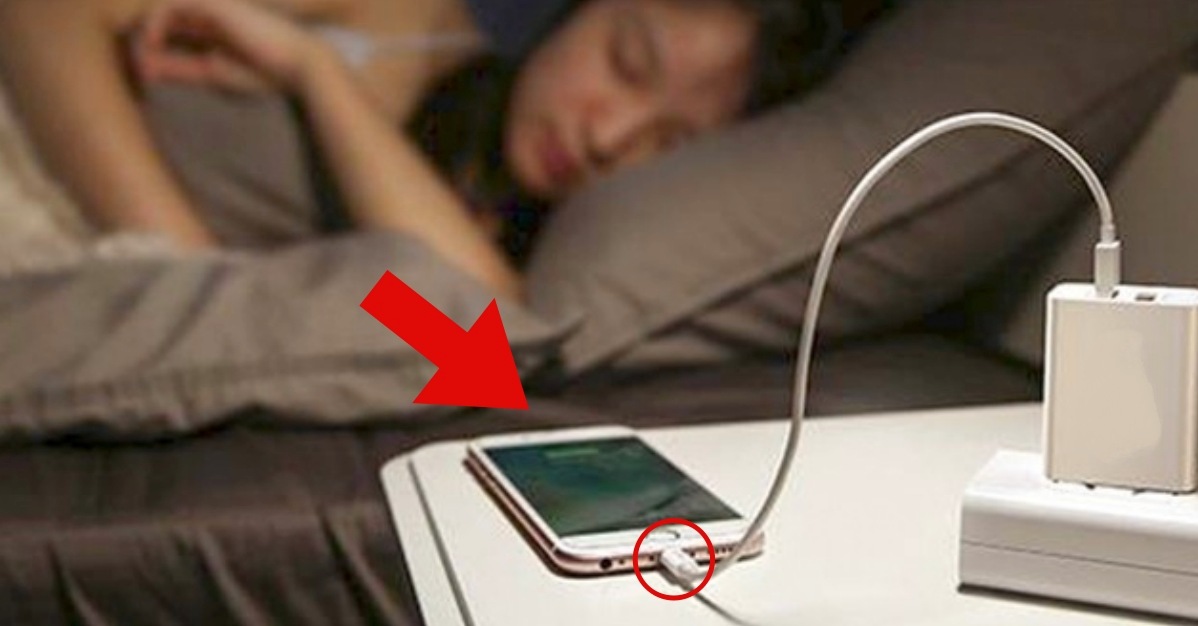 Nabíjíte telefon přes noc? Děláte obrovskou chybu. Proč?