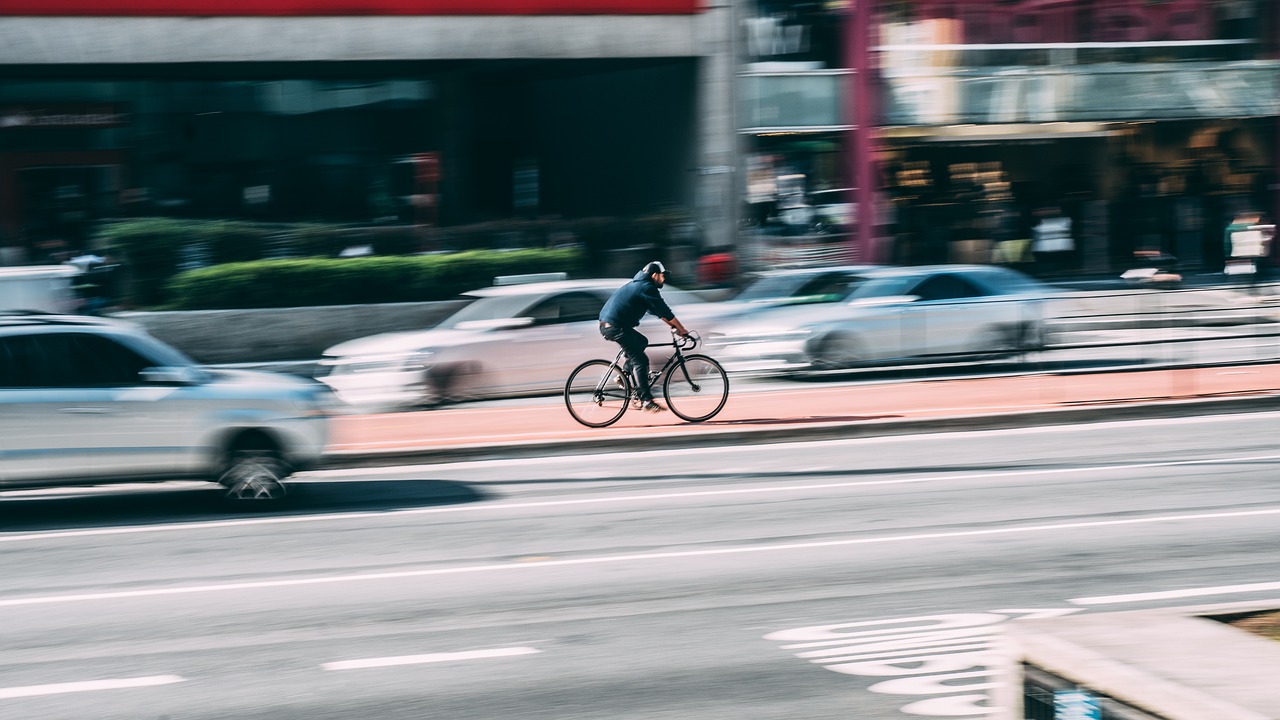 Cyklisté a řidiči: Hledání symbiózy na silnicích.