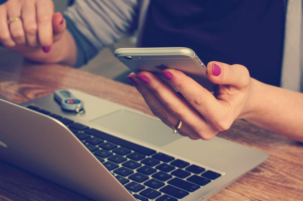 Opatrně s osobními údaji online: Sledování na internetu, rizika veřejných wifi a chytrých hodinek