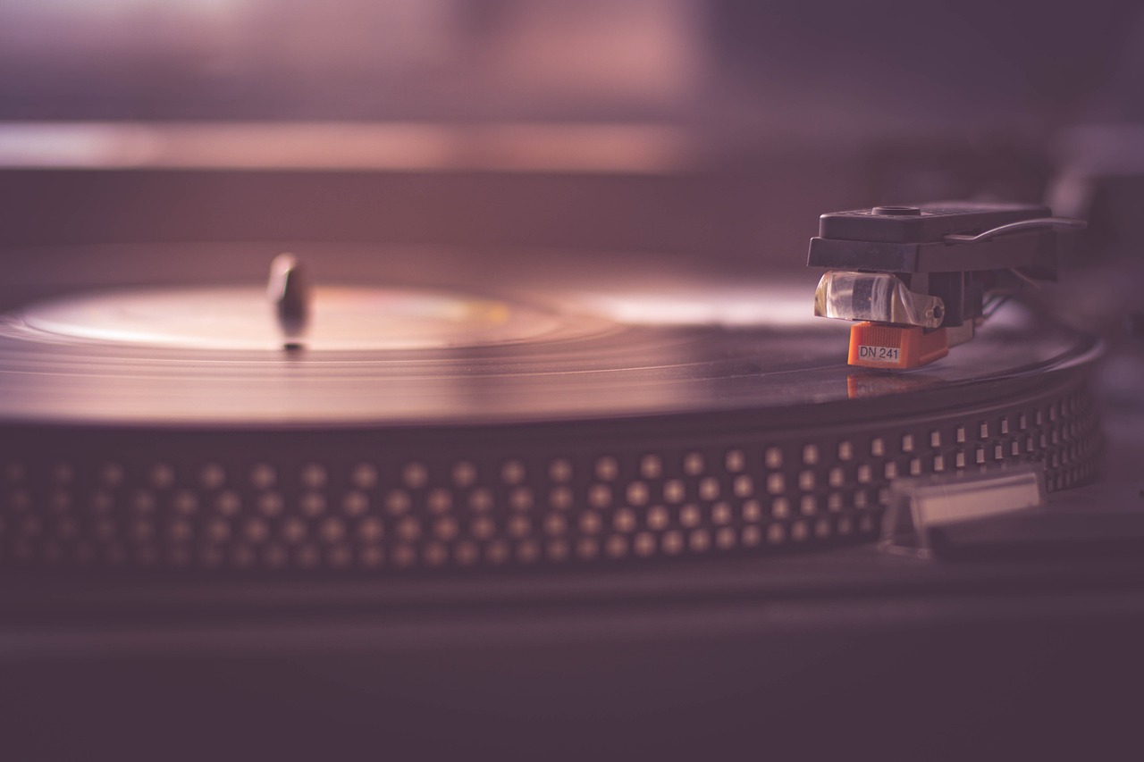 Návrat vinylových desek: Retro trend, nebo hudební revoluce?