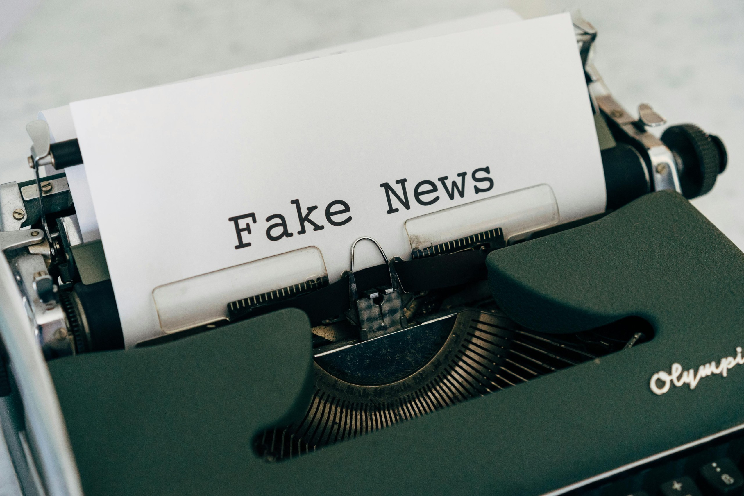 Válka na informační frontě: Jak Evropa a Česko čelí dezinformacím a hybridním hrozbám