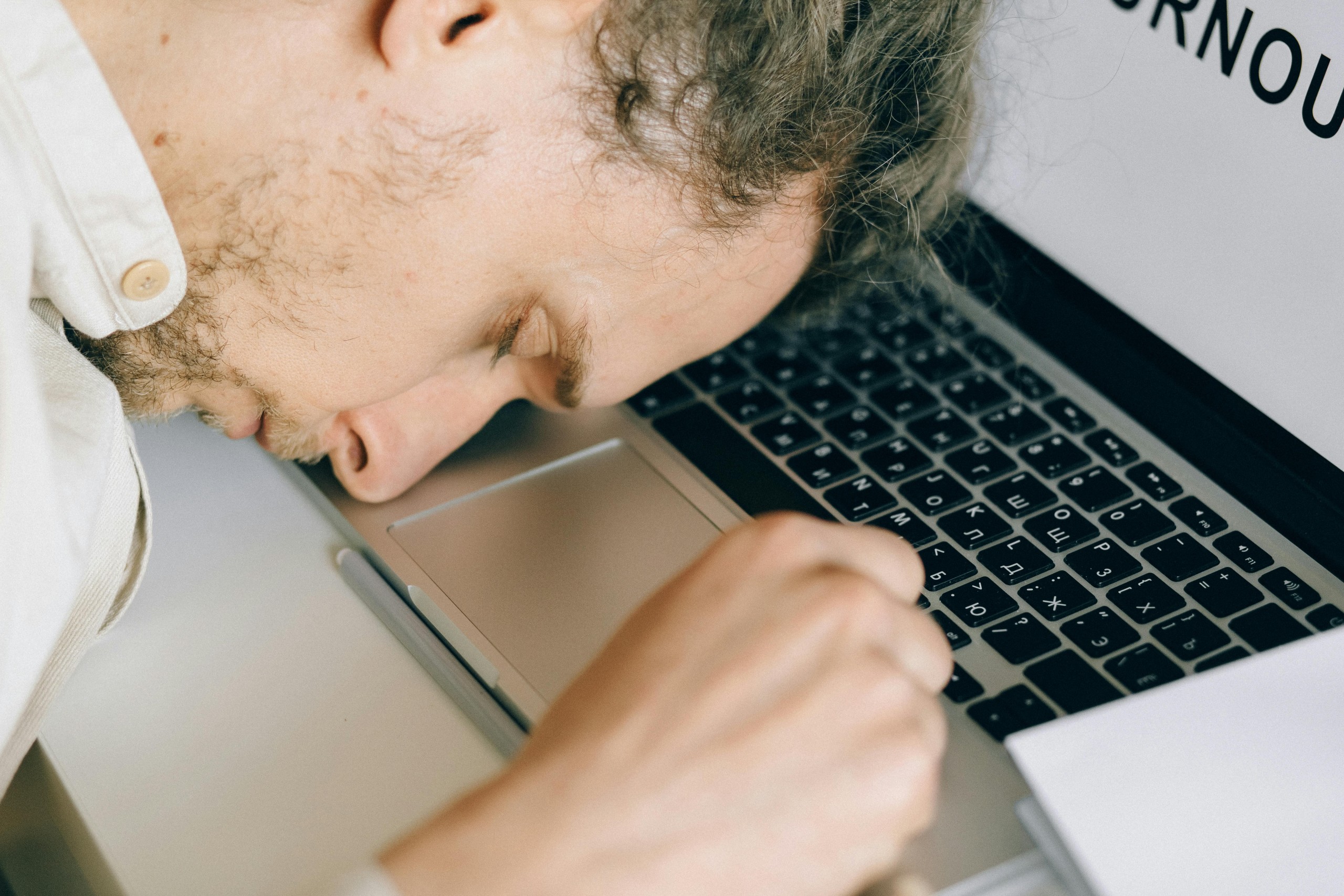 Syndrom vyhoření mladých. Proč generace „všechno hned“ bojuje s úzkostí a ztrátou smyslu?