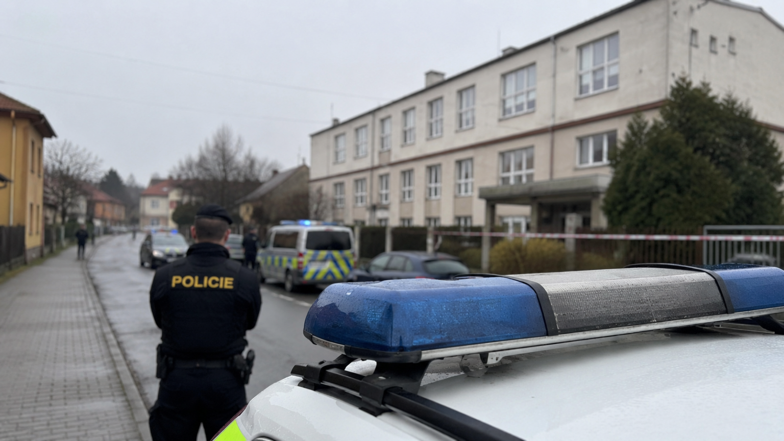 Muž se střelnou zbraní měl směřovat do učiliště v Čelákovicích. Policie žádá o pomoc.