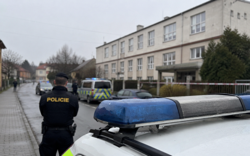 Muž se střelnou zbraní měl směřovat do učiliště v Čelákovicích. Policie žádá o pomoc.