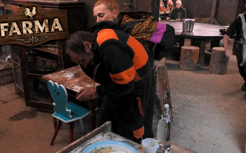 Šokující scény v reality show Farma. Martina vytáhla na Zdeňka biolit a chtěla mu ho nastříkat do očí.